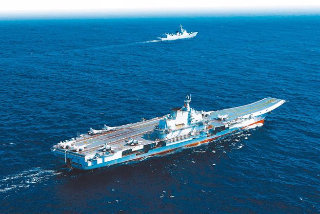 大陆海军辽寧舰航母编队举行远海实兵对抗训练。（中新社资料照片）