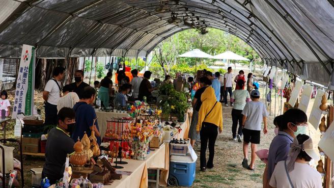 「深爱筑梦」身障创意市集各个摊位各具特色。（高雄市博训中心提供）
