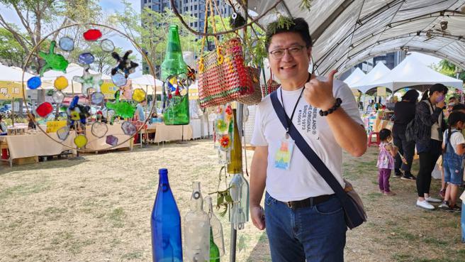 「深爱筑梦」身障创意市集各个摊位各具特色。（高雄市博训中心提供）
