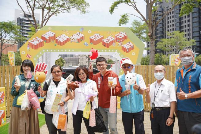 高雄市议会议长康裕成，市议员郑孟洳，张博洋以实际行动支持「深爱筑梦」身障创意市集。（高雄市博训中心提供）