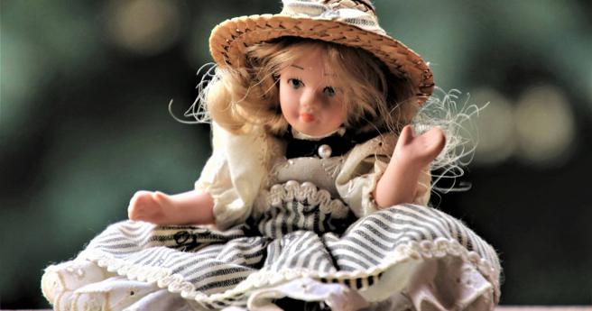 泰国一名收藏家收购了一个二手硅胶娃娃，某天回家竟发现娃娃的头「自己转向」，像在等他回家，让他觉得心里毛毛的。（示意图／pixabay）