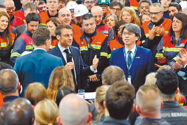 辉能科技坦言受政治议题影响，将赴法国设厂。图为辉能科技创办人兼执行长杨思枏昨陪同法国总统马克宏参观厂房。（路透）