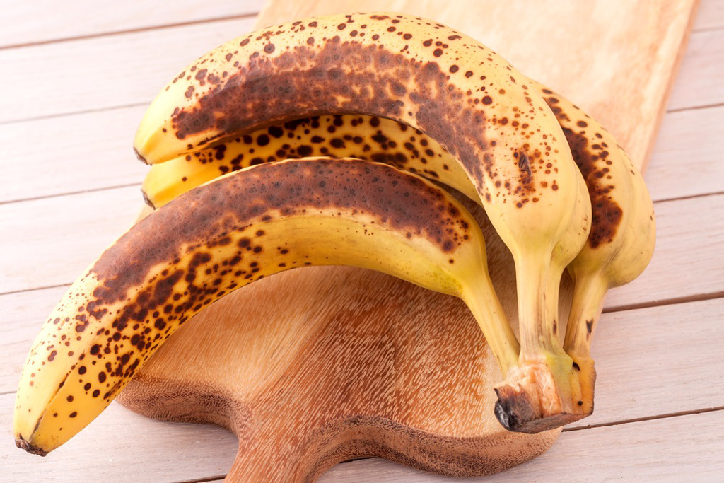 香蕉买回家容易催熟、烂掉，专家表示，可以放进密封保鲜盒里，再放入乙烯吸收剂，可以延缓香蕉催熟速度。（示意图／shutterstock）(photo:ChinaTimes)