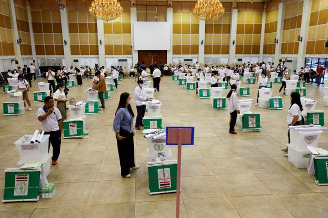 泰国大选14日投票，曼谷选务人员13日忙着设置投票所。（路透社）