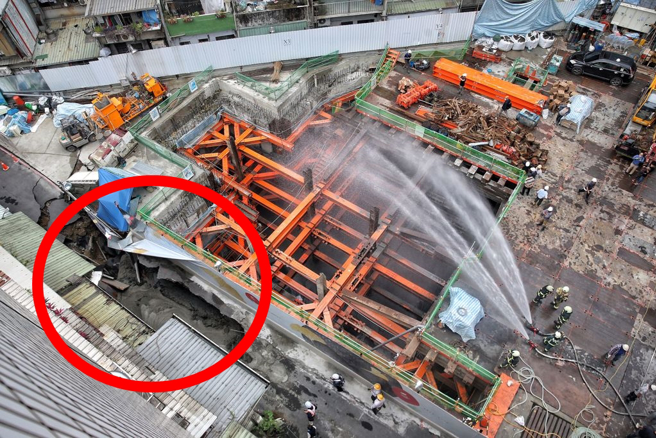 台北市信义区嘉兴街附近的新建案工地在13日下午疑因施工，导致崇德街60巷出现道路下陷，民宅前出现长15公尺、深3公尺坑洞。（杜宜谙摄）