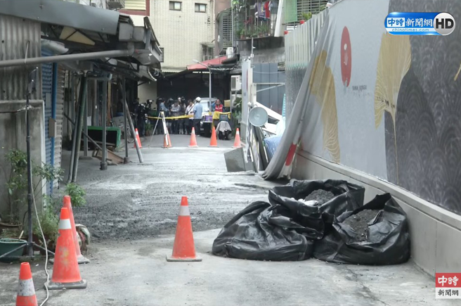 信义区「天坑」填平了  现场抢修画面曝光。(图/翻摄中时新闻网直播)