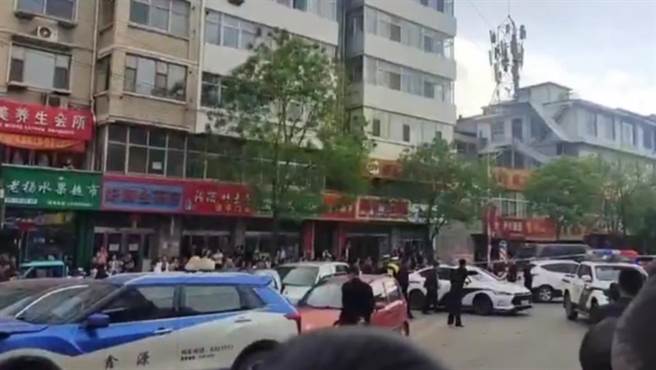 大陆山西吕梁市兴县13日下午发生重大刑事案件，嫌犯开车逃逸，撞上1名警员和13名路人。（翻摄自东网）