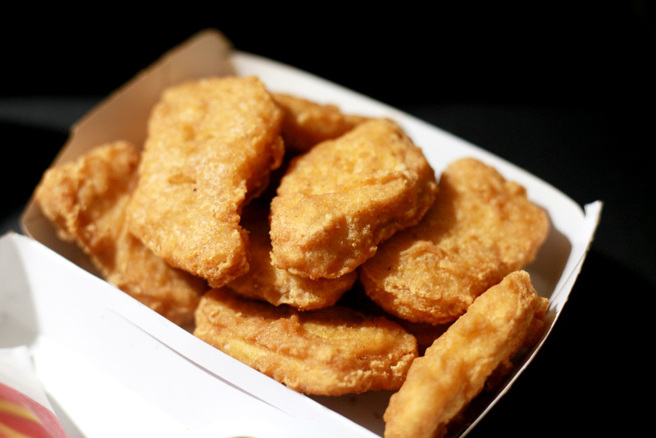 有网友近期吃麦克鸡块发觉味道跟以前不同，鸡块皮肉也黏在一块，引起共鸣。（资料照／shutterstock）