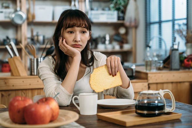 医师表示，一名年长的女子曾因吃不下而就医，检查发现竟已罹患腹膜炎，因年纪大、免疫力差，之后仍离世。(示意图／Shutterstock )