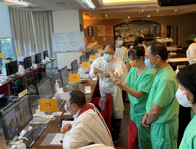 王琦督导（右3）主动参与新冠确诊个案照护作业，担任临时检疫所现场护理主管，并协助导入全台最新「虚拟病房平台」(图/长庚医院提供)