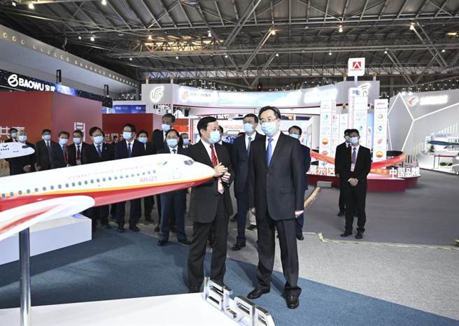 中共中央政治局常委、大陆国务院副总理丁薛祥（前右）13日出席在上海举办的2023年中国品牌日活动。（新华社资料照片）