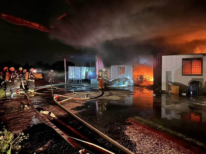 桃园新屋汽车烤漆厂暗夜大火厂房付之一炬。(消防局提供／吕筱蝉桃园传真)