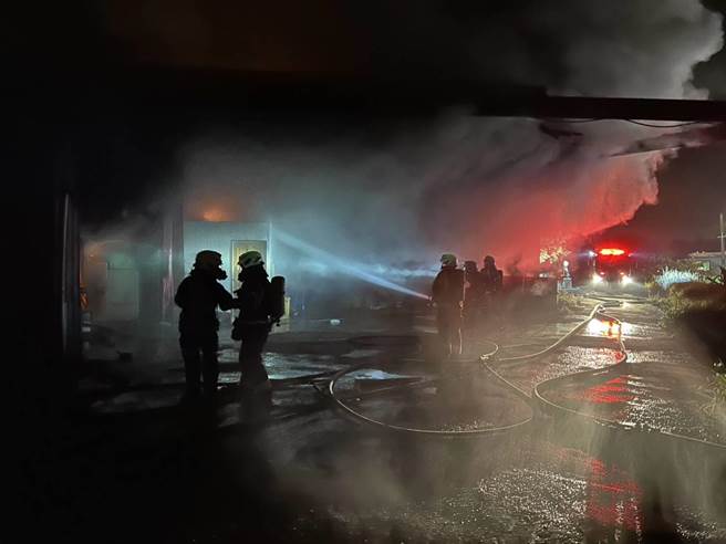 桃园新屋汽车烤漆厂暗夜大火厂房付之一炬。(消防局提供／吕筱蝉桃园传真)