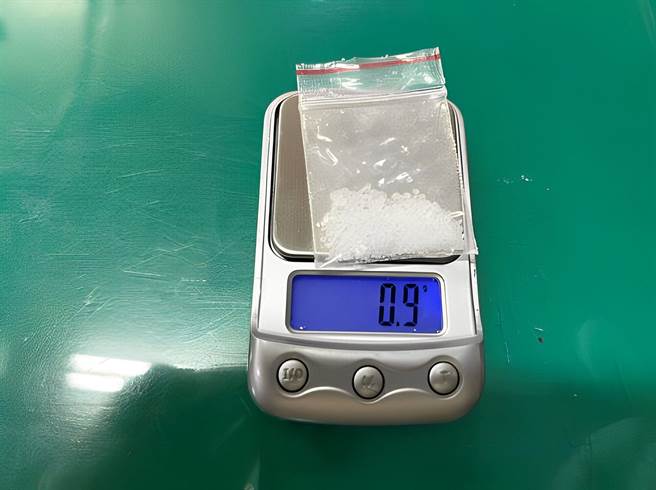 张男欺瞒母亲跑腿帮忙「取货付款」，没想到，竟是毒品交易，遭警方搜证查获，并查扣毒品，警方依违反《毒品危害防制条例》对张男裁罚。（警方提供／陈淑芬台中传真）