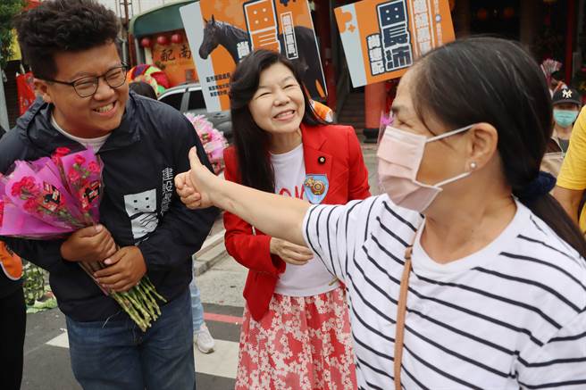 前立委潘维刚合体儿子田长沛，为田长沛争取国民党民调提名拉票。（吕妍庭摄）