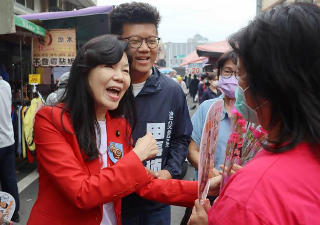 前立委潘维刚逢人就介绍儿子要选立委，但仍有民眾误以为是她要选。（吕妍庭摄）