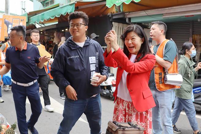 今母亲节，田长沛与母亲，前立委潘维刚合体，到永和市场发送康乃馨及文宣品。（吕妍庭摄）