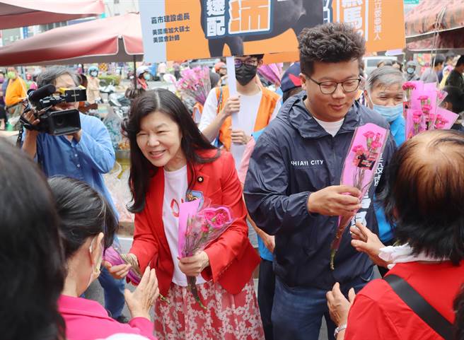 今母亲节，田长沛与母亲，前立委潘维刚合体，到永和市场发送康乃馨及文宣品。（吕妍庭摄）