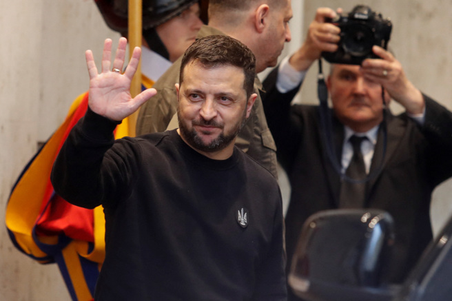 烏克蘭總統澤倫斯基昨天在義大利會見義國官員和教宗方濟各。（圖／路透社）