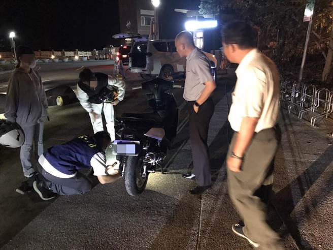 鼓山分局与环保局合作，13日夜间发动第一波联合稽查，设置噪音检测站，拦检汽机车。（高市鼓山分局提供／袁庭尧高雄传真）