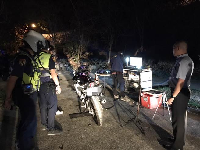 鼓山分局与环保局合作，13日夜间发动第一波联合稽查，设置噪音检测站，拦检汽机车。（高市鼓山分局提供／袁庭尧高雄传真）