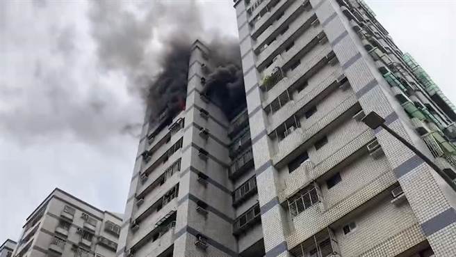 新北市林口今（14）早惊传火警，丽园一街一处住宅大厦13楼住户突冒浓浓黑烟，警消获报赶抵现场后不到半小时即火速将火势扑灭。（黄敬文翻摄）