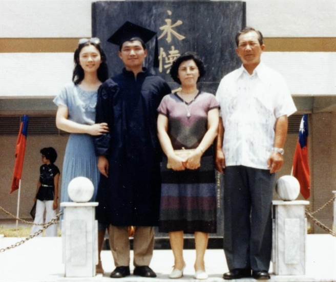 侯友宜返嘉悼母。（摘自侯友宜脸书）