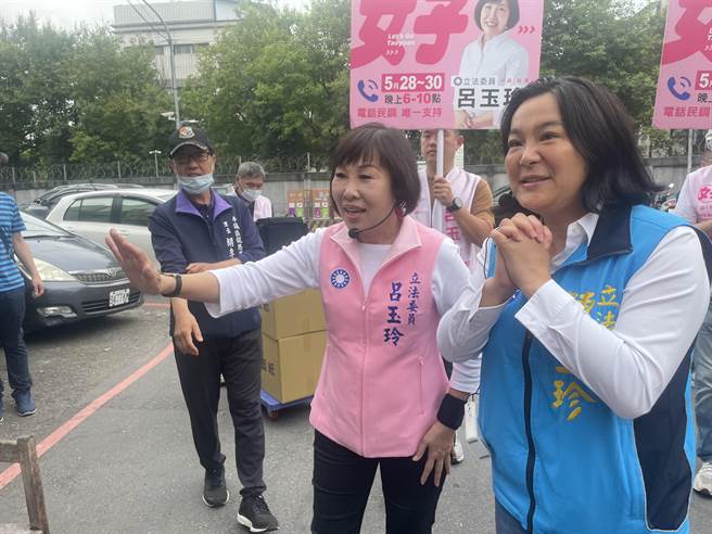 國民黨立委桃市5選區初選，現任立委呂玉玲(左)邀陳玉珍(右)共同掃街拜票。(呂筱蟬攝)