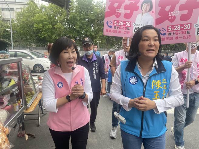 國民黨立委桃市5選區初選，現任立委呂玉玲(左)邀陳玉珍(右)共同掃街拜票。(呂筱蟬攝)