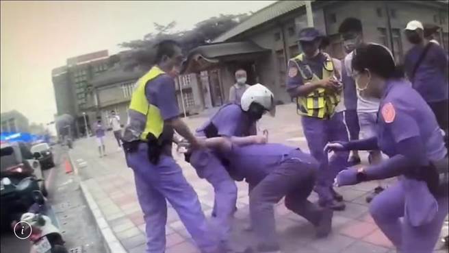 屏东酒驾累犯3度闹事骑上人行道擦撞行人，还现场发起酒疯，最后被4名员警联合压制在地，酒测值高达0.91。（警方提供／谢佳潾屏东传真）