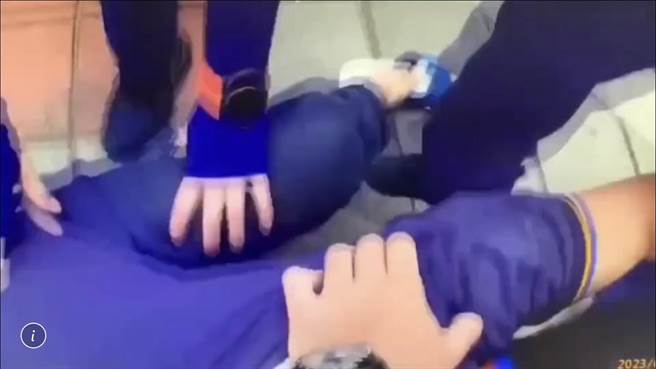 屏东酒驾累犯3度闹事骑上人行道擦撞行人，还现场发起酒疯，最后被4名员警联合压制在地，酒测值高达0.91。（警方提供／谢佳潾屏东传真）