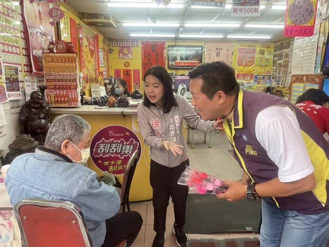 国民党立委桃园市5选区初选，黄敬平邀徐巧芯一起在龙潭区扫街拜票。(吕筱蝉摄)