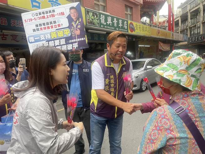 国民党立委桃园市5选区初选，黄敬平邀徐巧芯一起在龙潭区扫街拜票。(吕筱蝉摄)
