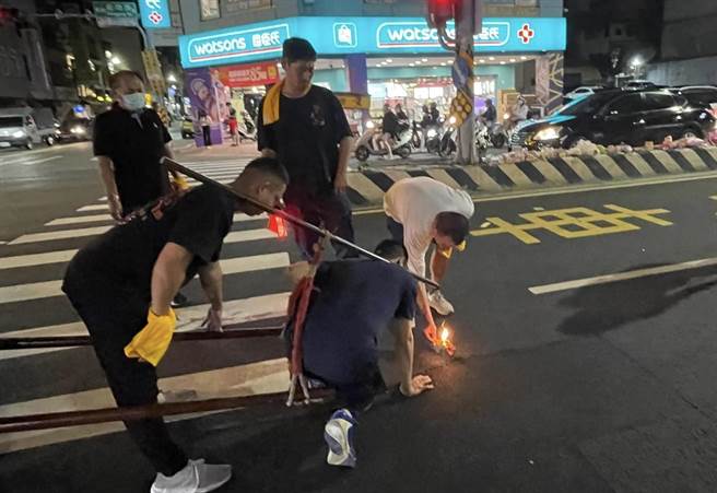 县城隍爷13日晚间出巡，在车祸命案路口路祭收取女童灵体。（谢奇峰提供／程炳璋台南传真）