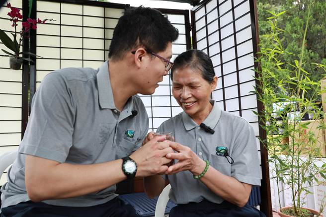 顏志达为母亲侯丽娇奉茶，母子温馨互动。（慈济基金会彰化分会提供／孙英哲彰化传真）