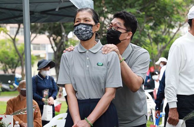 顏志达因母亲侯丽娇不放弃，復健多年后已可言语及站立行动。（慈济基金会彰化分会提供／孙英哲彰化传真）