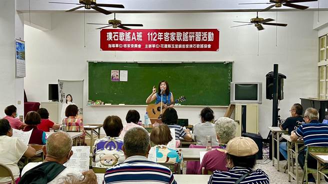花莲县政府日前邀请曾入围金曲奖「最佳客语歌手」的徐世慧，到南区玉里开设演唱课程教学，吸引许多爱唱歌的民眾前往聆赏。（花莲县政府提供／罗亦晽花莲传真）