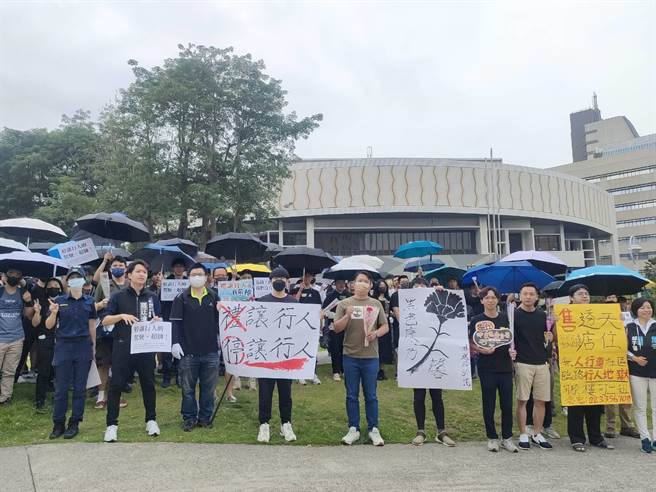 台中市逾百位民眾14日响应「行人安全大富翁，全台行人罹难路口串联快闪」活动，共同呼喊「停让行人、停让行人」。（潘虹恩摄）