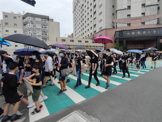 台中市逾百位民眾14日响应「行人安全大富翁，全台行人罹难路口串联快闪」活动，来到北区英才、学士路口以顺时针方向沿斑马线绕行路口10分钟。（潘虹恩摄）