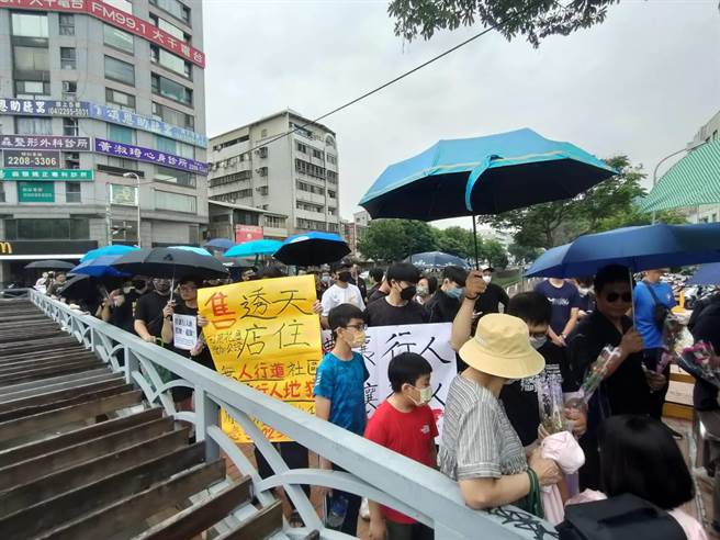 台中市逾百名民眾14日来到北区英才、学士路口，穿起黑衣、撑起雨伞，手拿康乃馨悼念罹难者，同时表达「还路于民、终结行人地狱」之诉求。（潘虹恩摄）