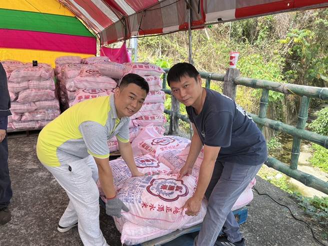 高雄市旗圣宫为恭祝妈祖圣诞，集结信眾力量捐白米结善缘，帮助弱势。（高雄市社会局提供／林瑞益高雄传真）