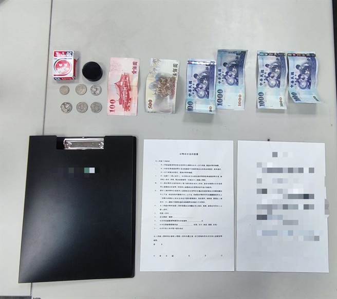 员警逮捕诈骗车手并在他身上起出假文件。（翻摄画面）