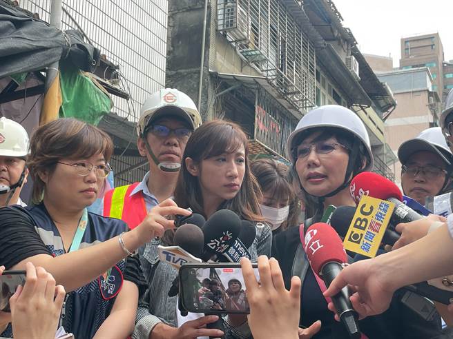 台北市政府都发局长王玉芬、信义区长陈冠伶、民进党台北市议员许淑华，14日早上会同技师公会前往信义区天坑现场视察。（刘彦宜摄）