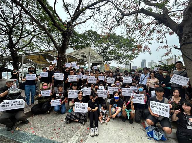 今日母親節，民間團體發起「行人安全大富翁」活動，高雄約200人參加，手持「馬路上的冤魂，我們沒有遺忘」、「我沒有在滑手機，不要撞我」、「停讓行人的駕駛，超帥」等標語，盼大家重視行人路權。（崔正綱攝）