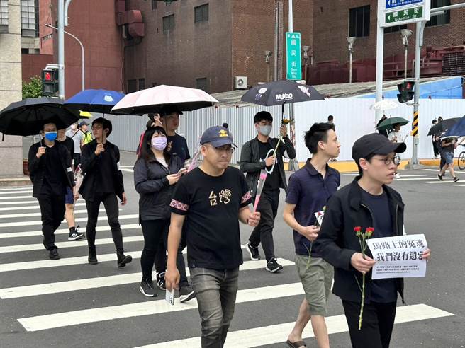 今日母親節，民間團體發起「行人安全大富翁」活動，高雄約200人參加，手持「馬路上的冤魂，我們沒有遺忘」、「我沒有在滑手機，不要撞我」、「停讓行人的駕駛，超帥」等標語，盼大家重視行人路權。（崔正綱攝）