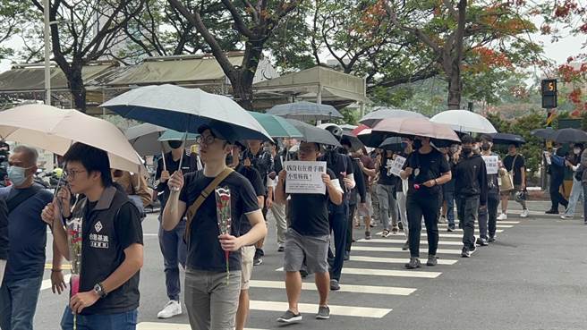今日母親節，民間團體發起「行人安全大富翁」活動，高雄約200人參加，手持「馬路上的冤魂，我們沒有遺忘」、「我沒有在滑手機，不要撞我」、「停讓行人的駕駛，超帥」等標語，盼大家重視行人路權。（崔正綱攝）