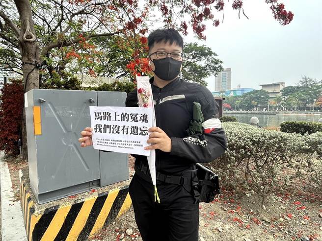 林姓研究生指出，要以教育、法令下手，才能杜絕台灣交通亂象。（崔正綱攝）