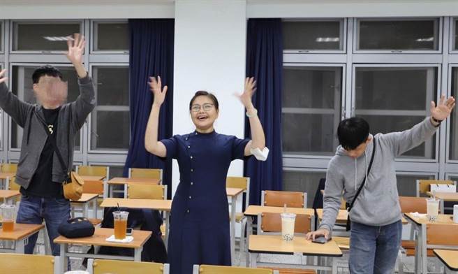 林嘉俐到大学担任志工妈妈， 与学生们互动同乐。（大爱电视台提供）