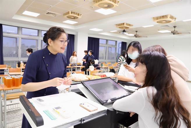 林嘉俐到大学担任志工妈妈。（大爱电视台提供）