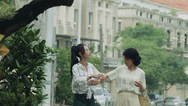 方宥心（左）在《早点回家》与陈婉婷饰演母女。（大爱电视台提供）